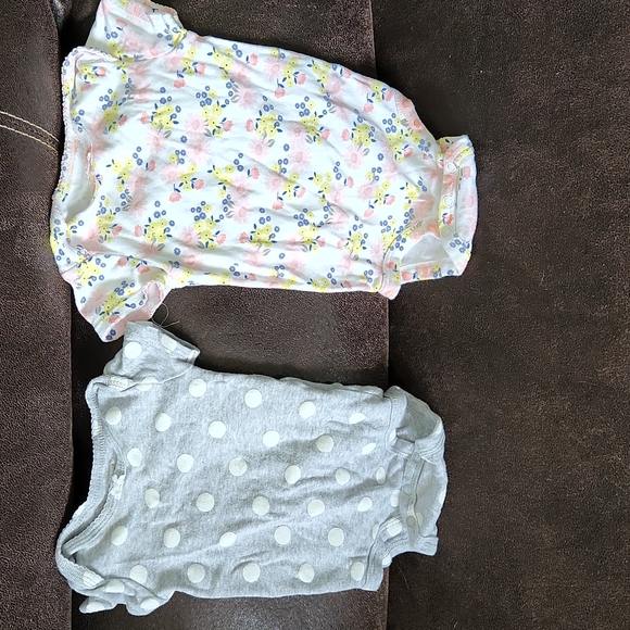 5 pack of onesies 3-6 months - Picture 3 of 3